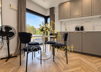 Jadalnia przy kuchni w apartamencie w Gdańsku