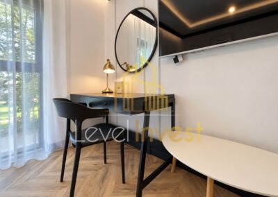 Strefa dzienna z lustrem i stołem w apartamencie