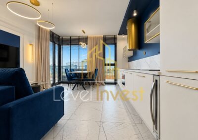 Apartament Sol Marina w Wiślince — salon z aneksem kuchennym