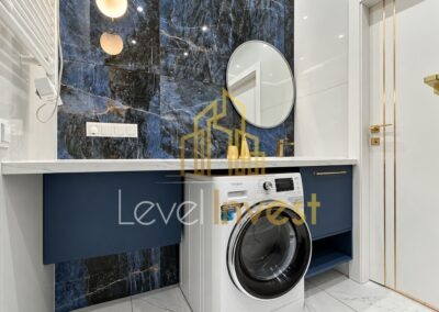 Apartament Sol Marina w Wiślince — łazienka z pralko-suszarką