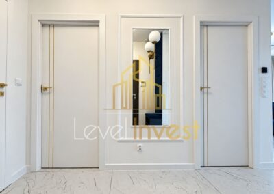 Apartament Sol Marina w Wiślince — przedpokój z lustrem