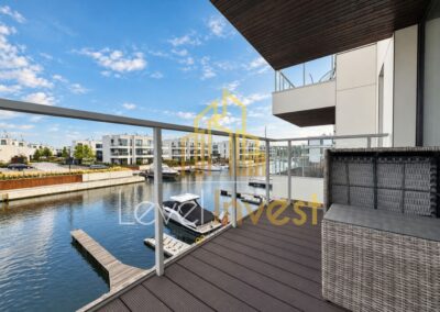 Apartament Sol Marina w Wiślince — taras z widokiem na marinę
