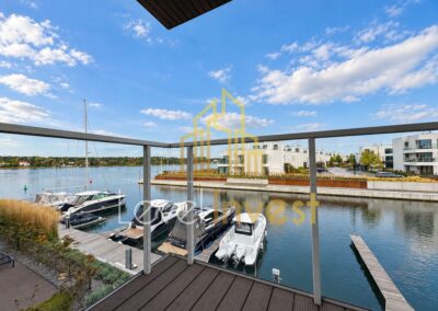 Apartament Sol Marina w Wiślince — widok z tarasu na marinę