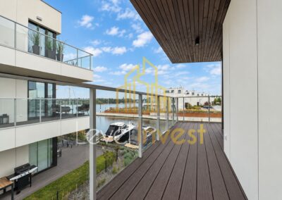 Apartament Sol Marina w Wiślince — taras z widokiem na marinę