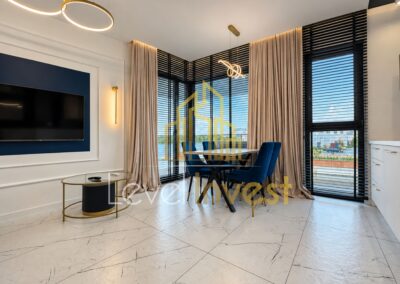 Apartament Sol Marina w Wiślince — salon z jadalnią