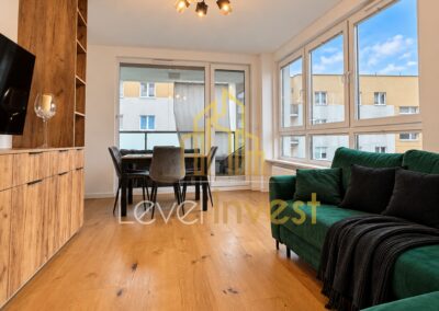 Salon z balkonem w mieszkaniu przy Witebskiej