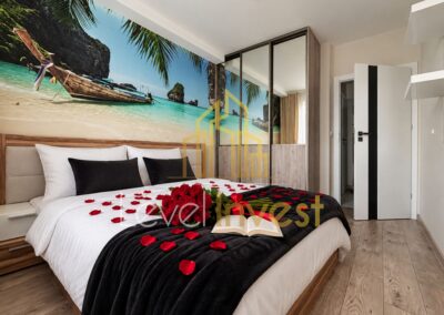 Apartament Young City Warszawa — sypialnia z podwójnym łóżkiem