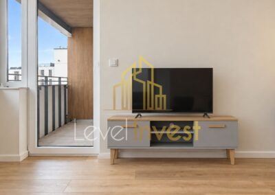 Apartament przy ul. Miedzianej we Wrocławiu — salon z balkonem