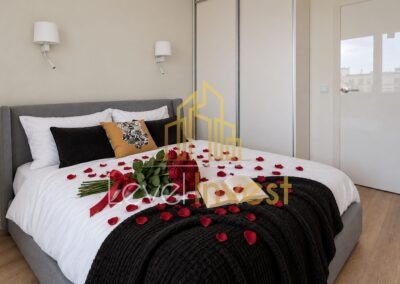 Apartament przy ul. Miedzianej we Wrocławiu — sypialnia z łóżkiem
